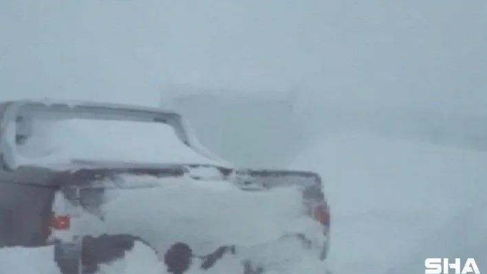 Uludağ'da karların altında kalan araçlar iş makinesiyle kurtarıldı