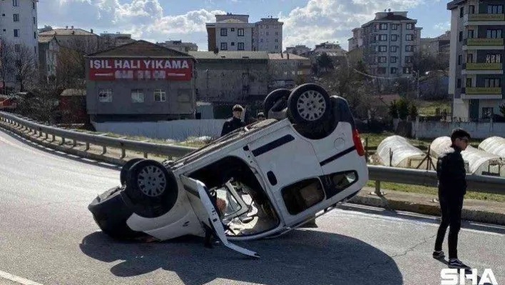 Ümraniye'de hafif ticari araç kaldırma çarpıp takla attı: 1 yaralı