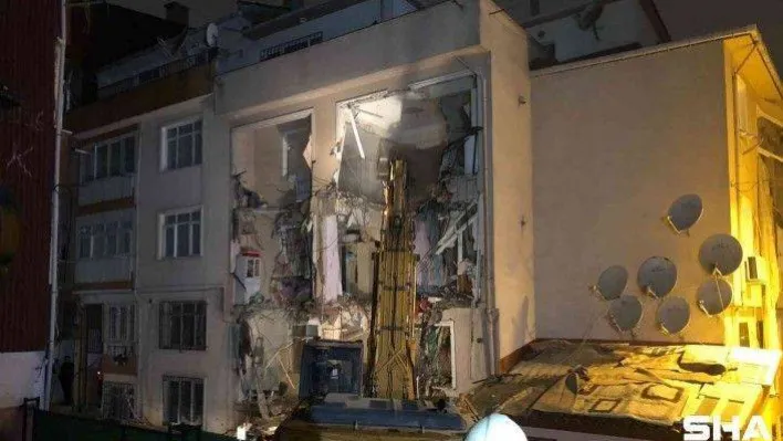 Üsküdar'da doğalgaz patlaması yaşanan binada yıkım işlemi başladı