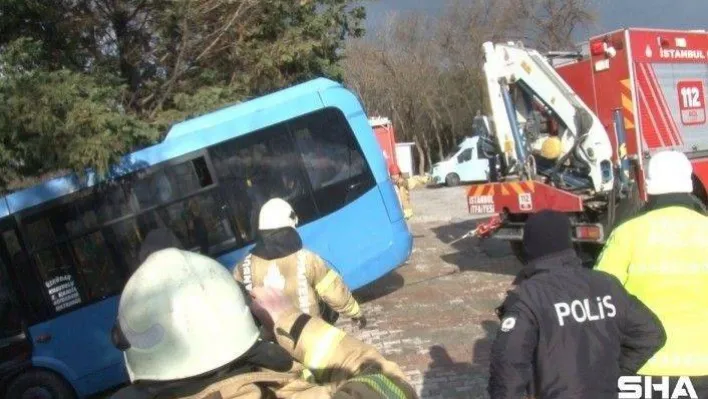 Üsküdar'da freni boşalan minibüs, rampadan E-5 kenarına uçtu