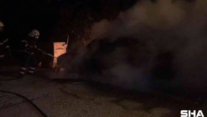 Uzunköprü'de park halindeki araç alev alev yandı