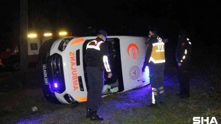 Vakaya giden ambulans virajı alamayınca yan yattı