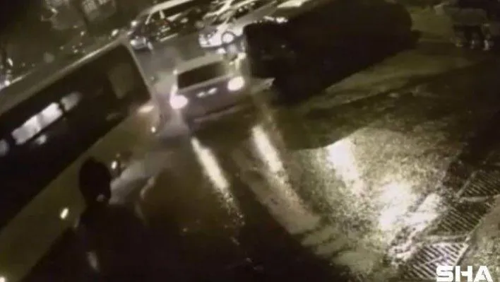 Virajı alamayan İETT otobüsü otomobile çarptı: O anlar kamerada