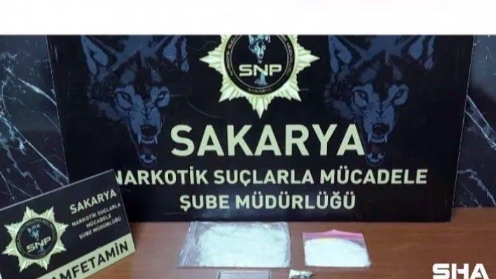 Yabancı uyruklu karı koca uyuşturucuyu otomobilin kaputuna saklamış