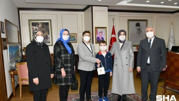 Yaşı küçük gönlü büyük: Harçlığıyla tekerlekli sandalye bağışladı