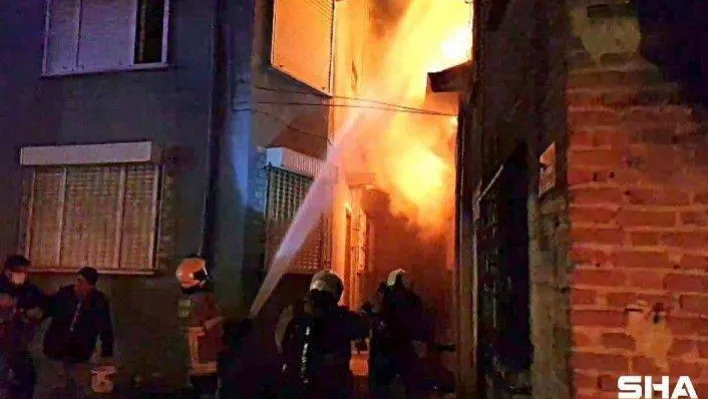 Yaşlı çift canlarını yangında zor kurtardı