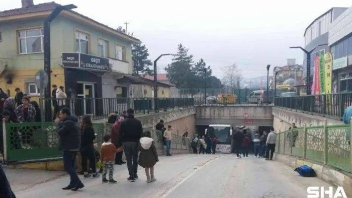 Yolcu otobüsü alt geçitte sıkıştı, ekipler seferber oldu