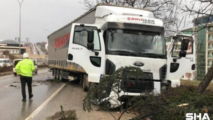 Yoldan çıkan tır sürücü dehşet saçtı 3 yaralı