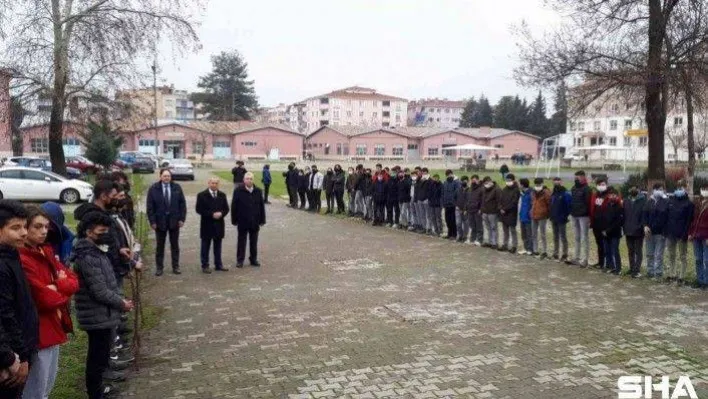 7 okulun öğrencileri meyve fidanlarını toprakla buluşturdu