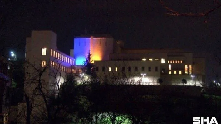 ABD İstanbul Başkonsolosluk binası, Ukrayna bayrağının renkleriyle ışıklandırıldı