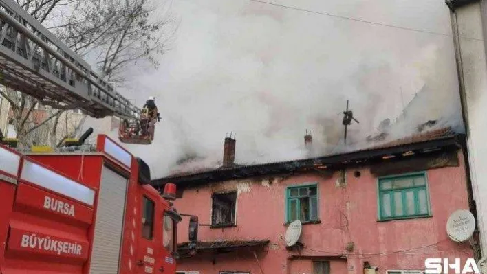Ahşap evde çıkan yangın mahalle sakinlerini sokağa döktü
