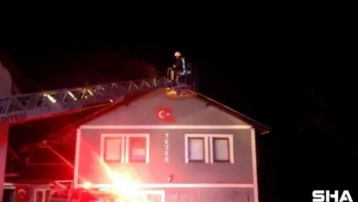 Alevlere teslim olan evinin söndürme çalışmalarını gözyaşlarıyla izledi