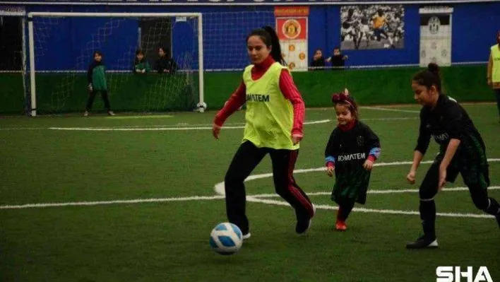 Anneler, futbolcu kızları için yeşil sahada ter döktü
