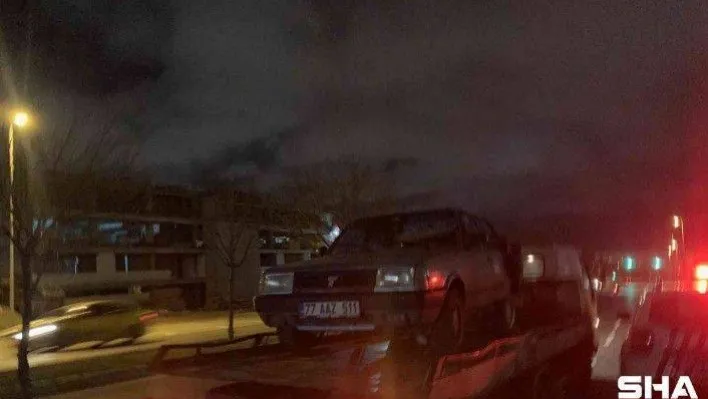 Araç önce park halindeki otomobile, sonra millet bahçesinin duvarına çarptı: 2 yaralı