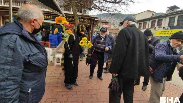 Arı adam oldu sokak sokak ısırmak için stokçu aradı