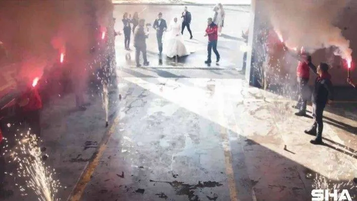Arkadaşları için gelinlik ve damatlıkla itfaiye müfrezesine gittiler