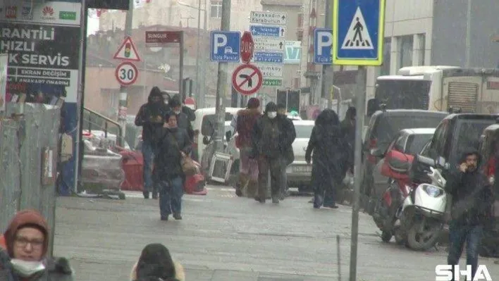 Arnavutköy'de kar yağışı etkili olmaya başladı