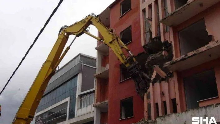 Asrın felaketinden izler taşıyan binalar yıkılıyor