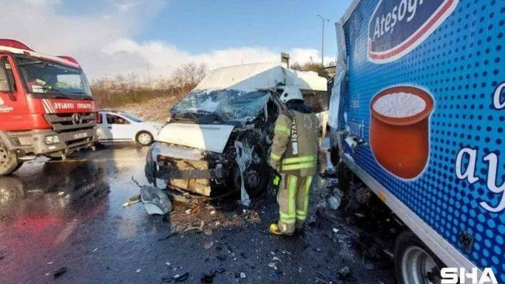 Avcılar'da servis minibüsü kamyonete çarptı: 1 yaralı