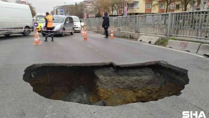 Bağcılar'da yol çöktü, 3 metrelik çukur oluştu