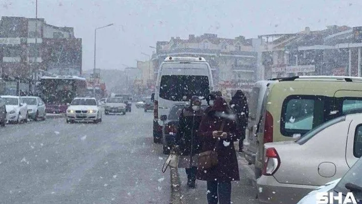 Balıkesir'de beklenen kar başladı