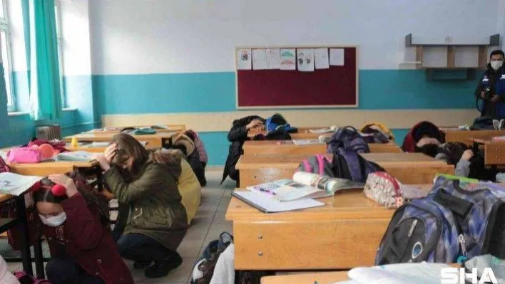 Balıkesir'de 'Deprem Anı ve Tahliye Tatbikatı' yapıldı