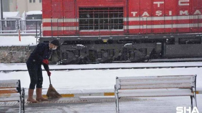 Balıkesir'de kar yağışı etkili oluyor