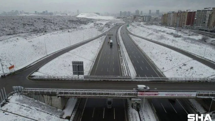 Başakşehir Kuzey Marmara Otoyolu'ndaki kar havadan görüntülendi