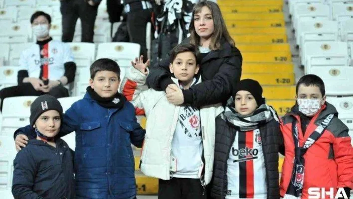 Beşiktaş tribünlerine kadınlar renk kattı