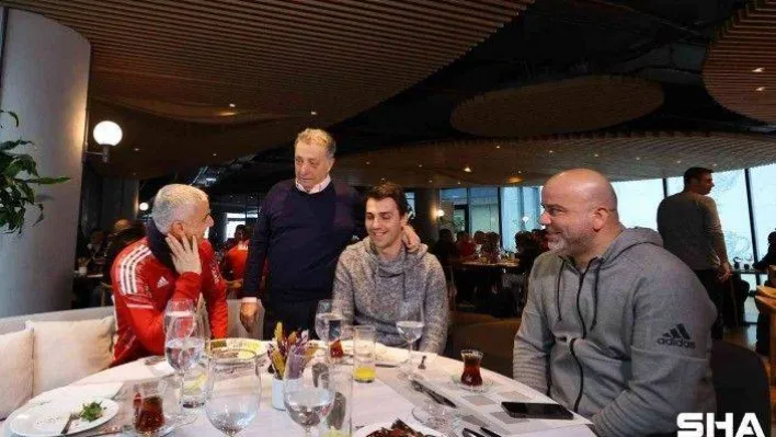 Beşiktaş yönetiminden derbi öncesi futbolculara moral yemeği