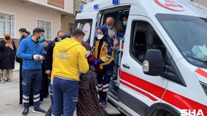 Binanın çatısı alevlere teslim oldu, 3 kişi dumandan etkilendi