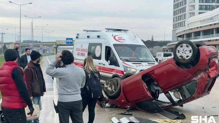 Bursa'da kayganlaşan yolda kontrolden çıkan otomobil takla attı
