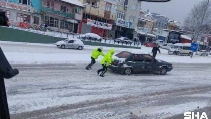 Bursa'da trafik polislerinin karla mücadelesi takdir topladı