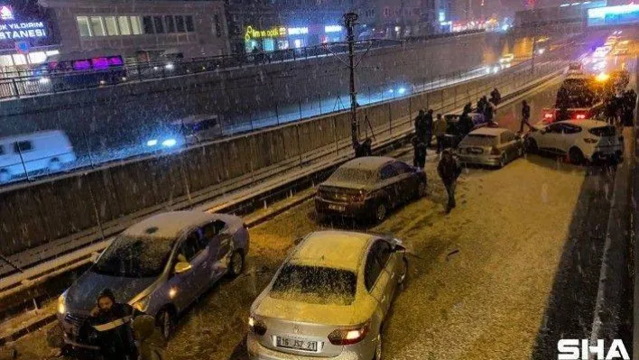 Bursa'da yol buz pistine döndü : 11 araç birbirine girdi