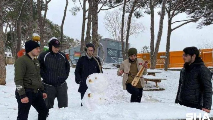 Çamlıca Tepesi'nde çocuklar karın, aileler manzaranın tadını çıkardı