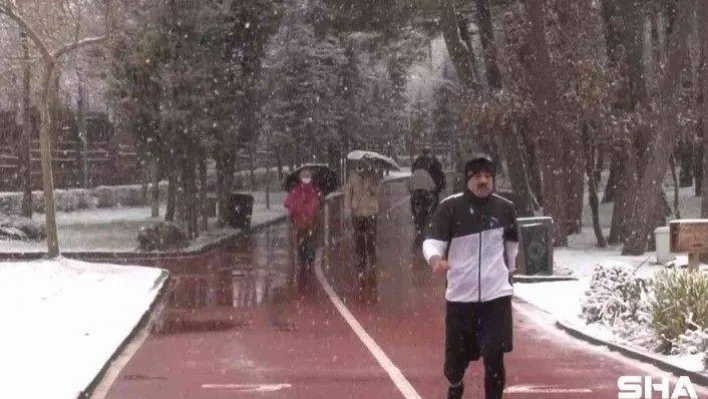 Çekmeköy'de vatandaşlar yağan kar altında sabah sporu yaptı
