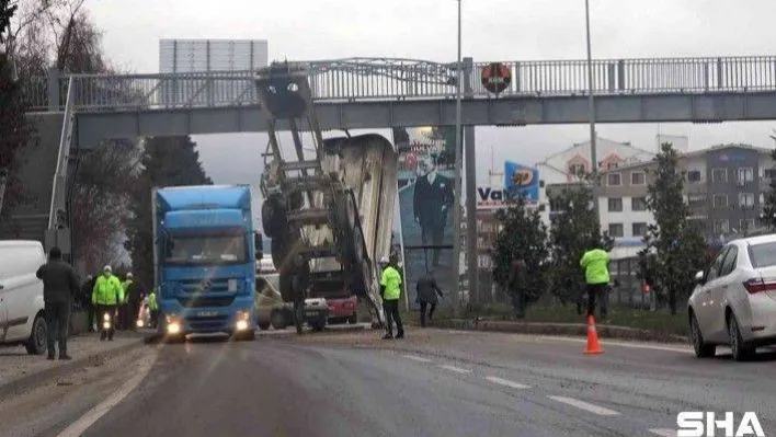 Damperi açılan kamyon önce üst geçit ve banka aracına çarptı