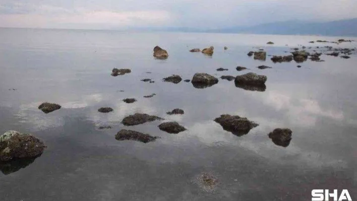 Deniz çekilince 2 bin 500 yıllık antik liman ortaya çıktı