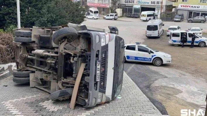 Dik yokuştan geri geri inmeye çalışan kamyonet devrildi: 2 yaralı