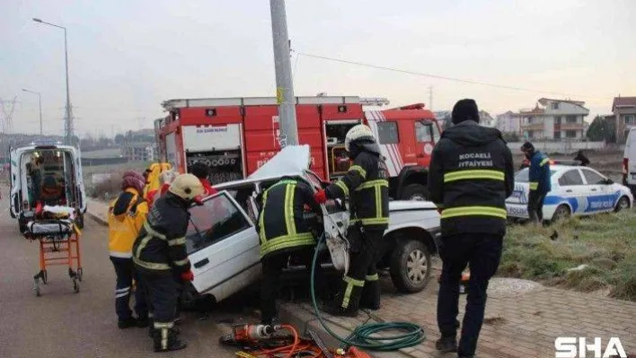 Direğe çarpan otomobilde sıkışan sürücüyü zamanla yarışarak kurtardılar