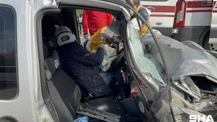 Duran tıra arkadan çarpan aracın sürücüsü için seferber oldular