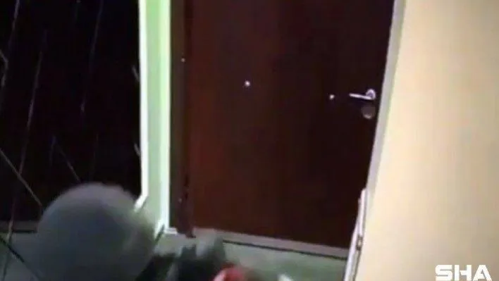 Eyüpsultan'da hırsız çaldığı ayakkabıları güçlükle taşıdı: O anlar kamerada