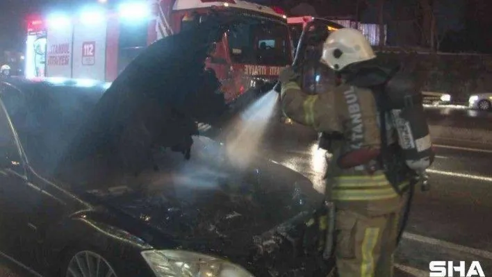 Fatih'te seyir halindeki otomobil alev alev yandı