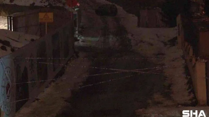 Gaziosmanpaşa'da kar ve buz kaplı yokuşta otomobil kaldı