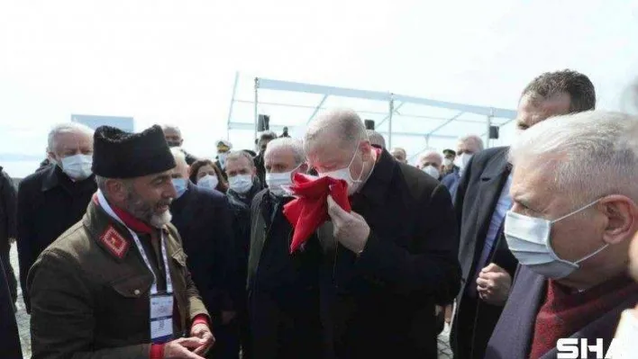 Göksu'dan aldığı bayrağı Cumhurbaşkanı Erdoğan'a teslim etti