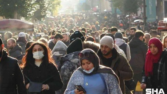 Güneşli havayı fırsat bilen vatandaşlar İstiklal Caddesi'ne akın etti