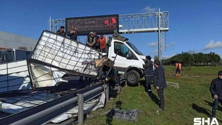 Hadımköy'de kargo kamyonu arızalanan araca çarptı: 1 ölü, 2 yaralı