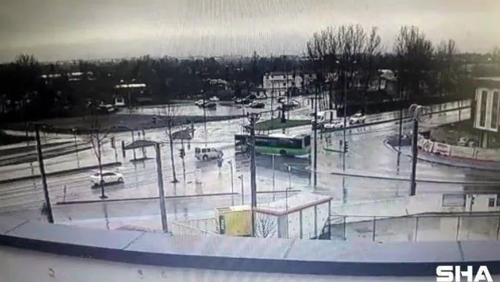 Hafif ticari araç ile belediye otobüsünün çarpışma anı kamerada