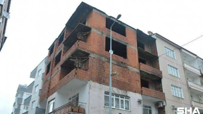 İlçe merkezindeki metruk bina tehlike saçıyor