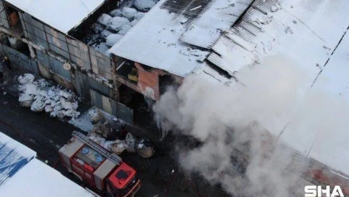Isınmak için yaktıkları ateş kâğıt deposunda yangına sebep oldu